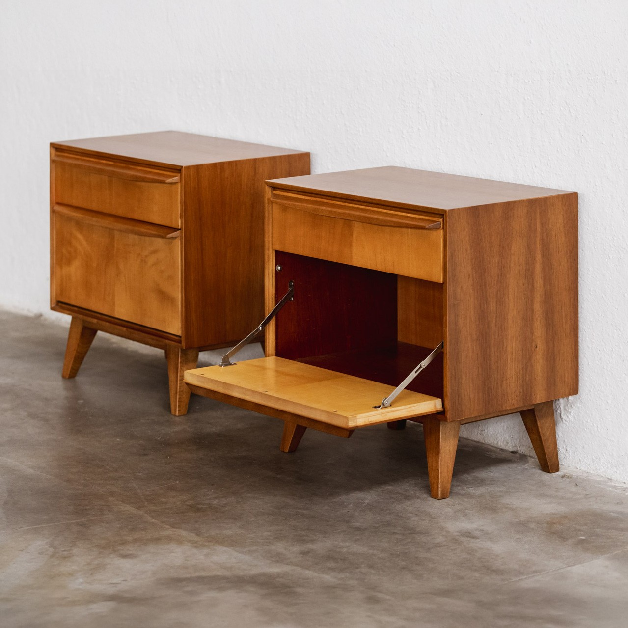 Brutalist Mid-Century nightstands in the style of Paolo Buffa, 1950s, set of 2, 1950s