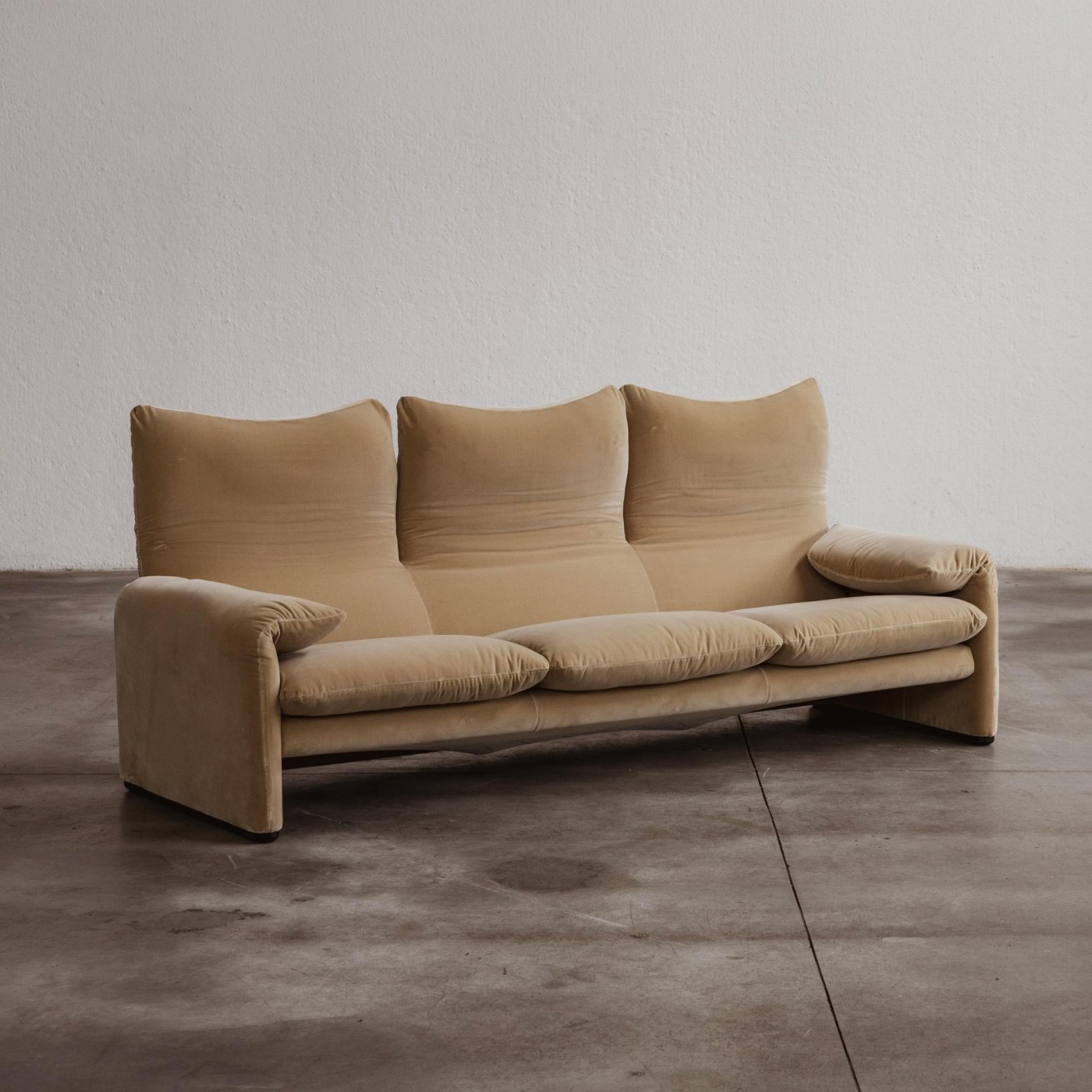 Vico Magistretti "Maralunga" Three-seater Sofa for Cassina, Sand Beige Velvet, 1973, 1973