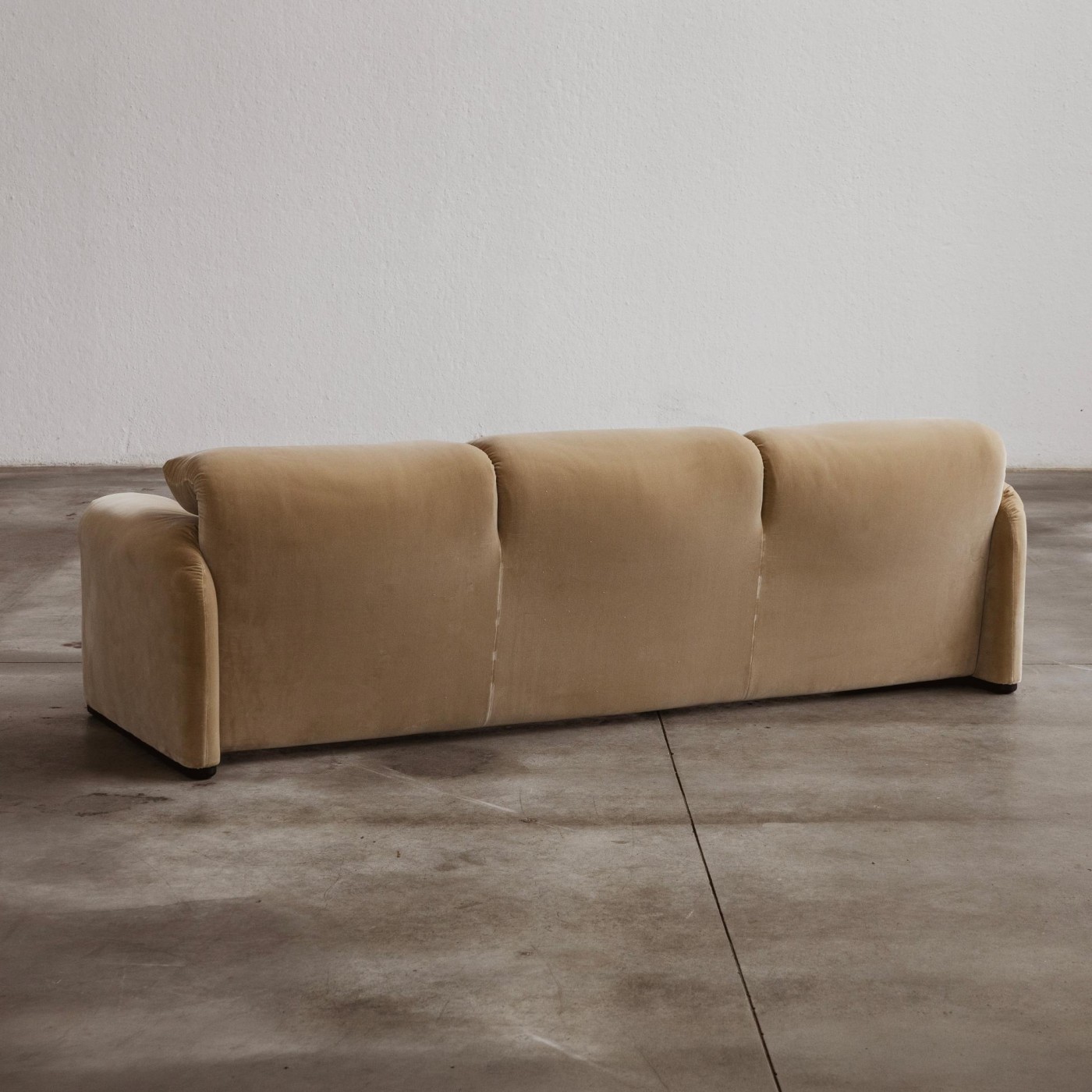 Vico Magistretti "Maralunga" Three-seater Sofa for Cassina, Sand Beige Velvet, 1973, 1973